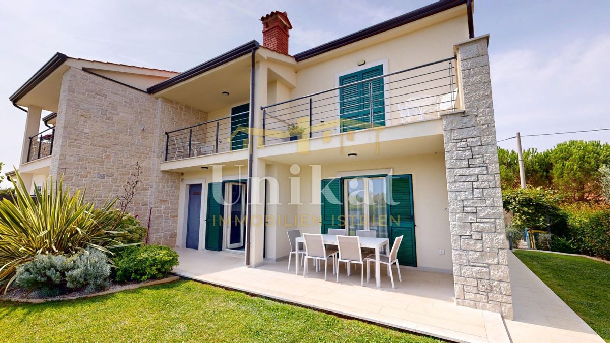 Čudovita dvojna hiša s bazenom